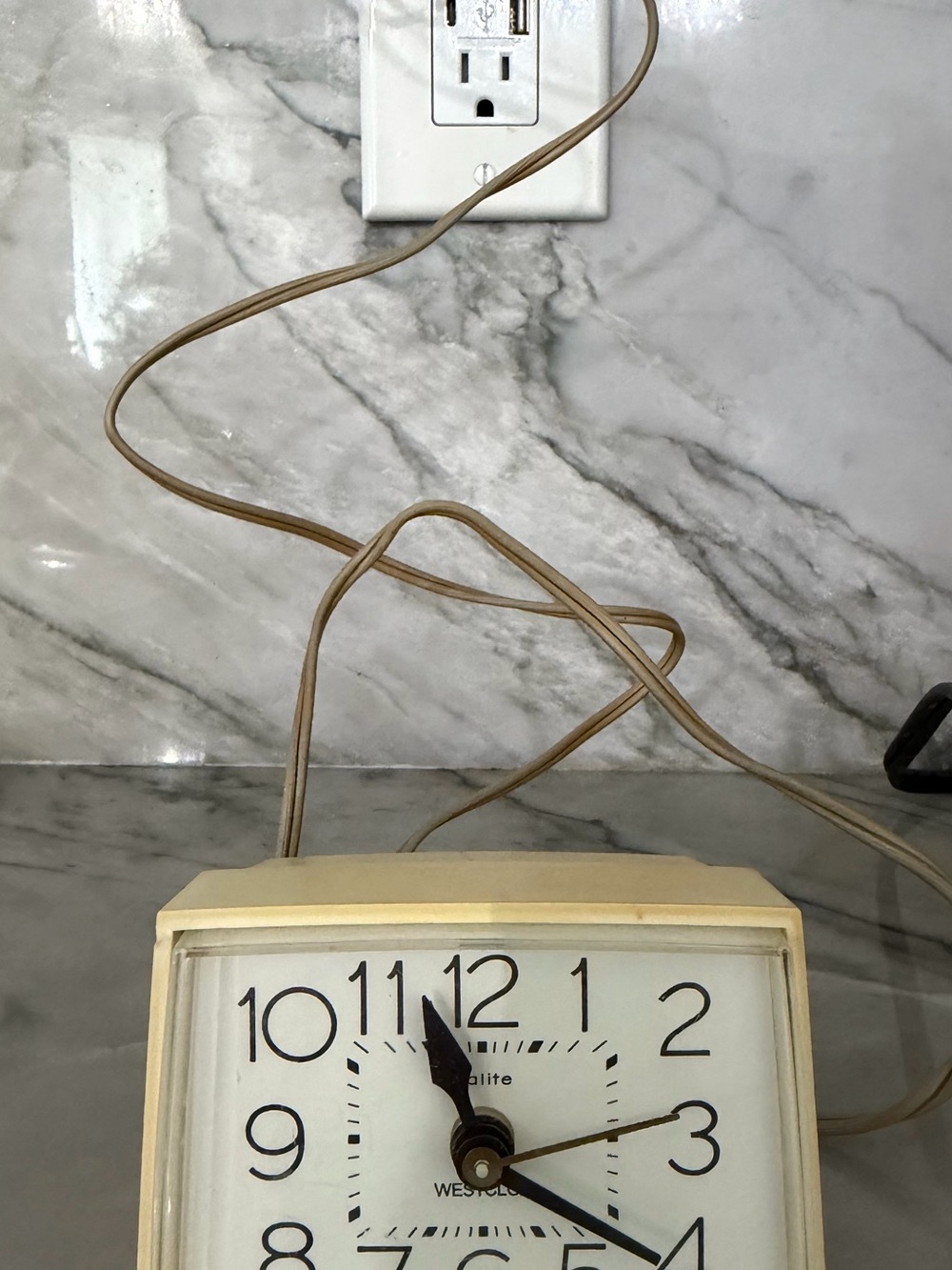 Westclox Bold II Dialite 22190 Beige Electric Desk Clock Analog USA